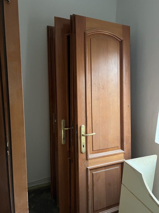 Vând 6 uși din lemn