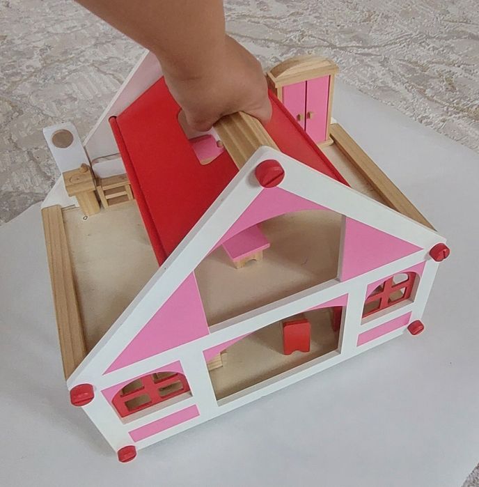 Деревянный домик для кукол