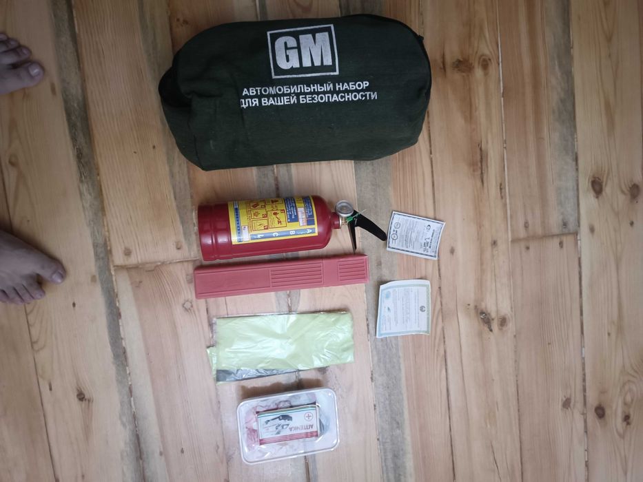 Аптечка для автомобиля в комплекте. Агнитушитель комаган. Аптечка бор