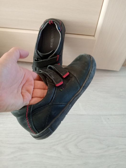 Продам детскую школьную обувь туфли