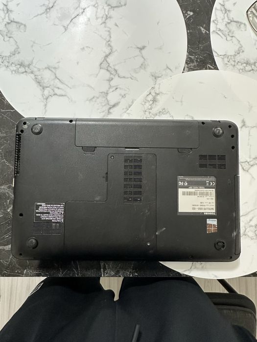 Лаптоп Toshiba за части не се включва  без зарядно