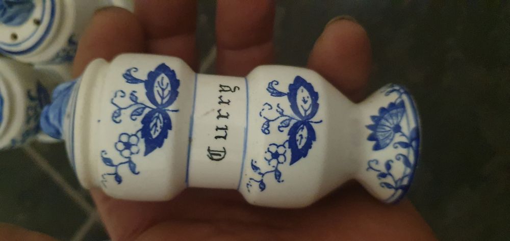 Порцеланови солници, буркани- син лук