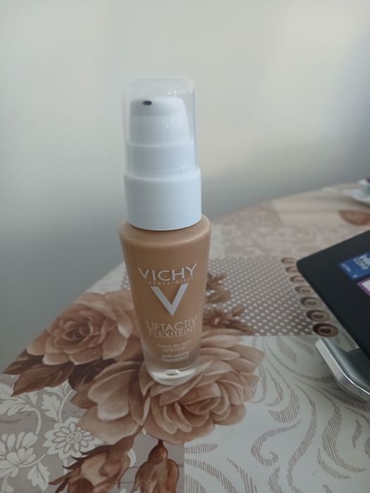 Продавам Фон дьо тен против бръчки Vichy Liftactiv Flexiteint