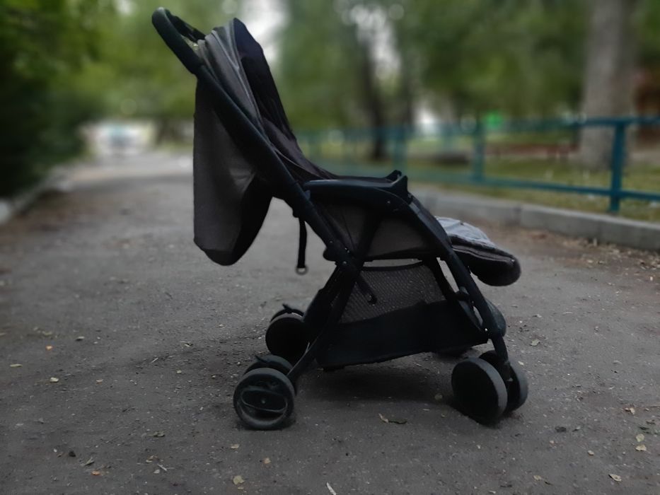 Детская коляска серая