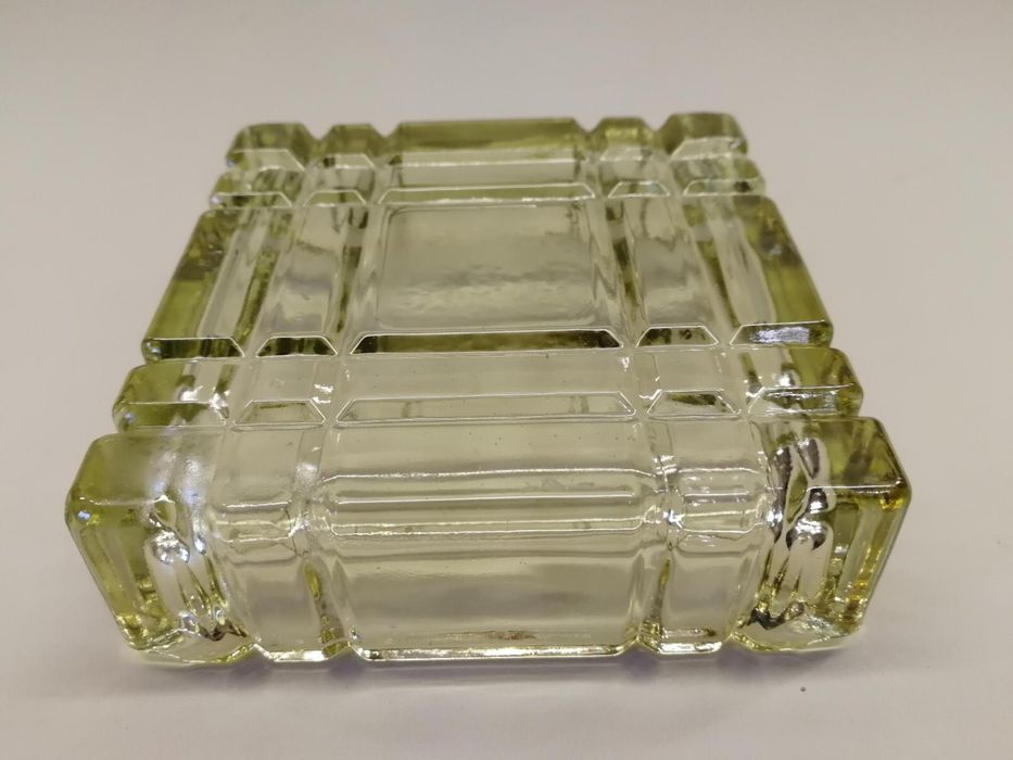 ПЕПЕЛНИК от оцветено пресовано стъкло от социализма