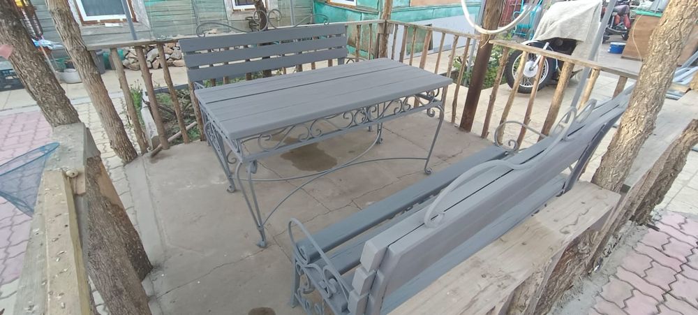 Продам кочанный стол с лавочками