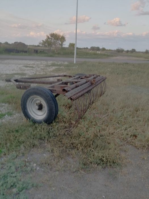 Трактор, телега, грабля