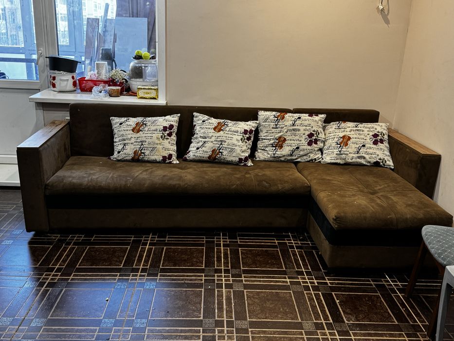 Диван для гостиной коричневый