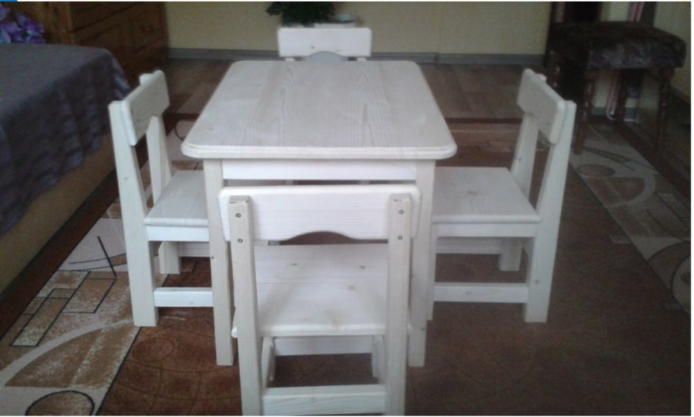 Дървени столчета и маса