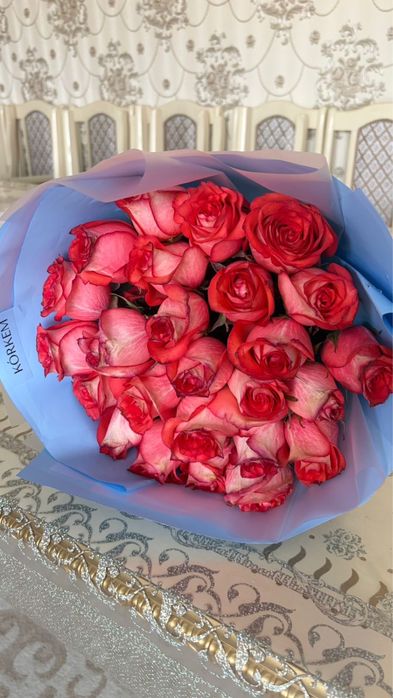 Букет цветов красных роз