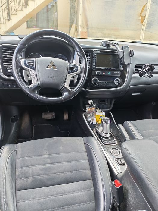 Mitsubishi Outlander PHEV 4WD FUL PLUG ÎN HYBRID AN 2017  variante cu Toyota rav hibrid