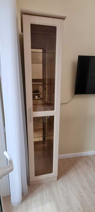 Шкаф-пенал со стеклом. СРОЧНО!