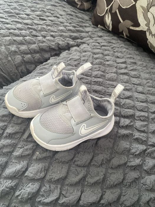 Vand adidasi nike marimea 21