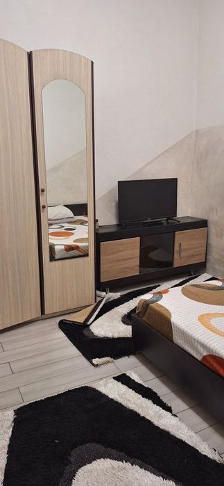 Inchiriez camere la curte