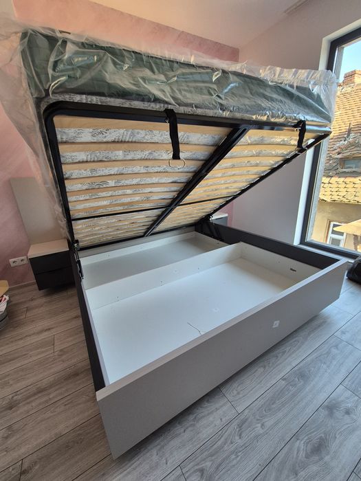 Dormitor matrimonial complet premium – Pat 180x200 cu somieră, măsuță de machiaj și LED – Ca nou