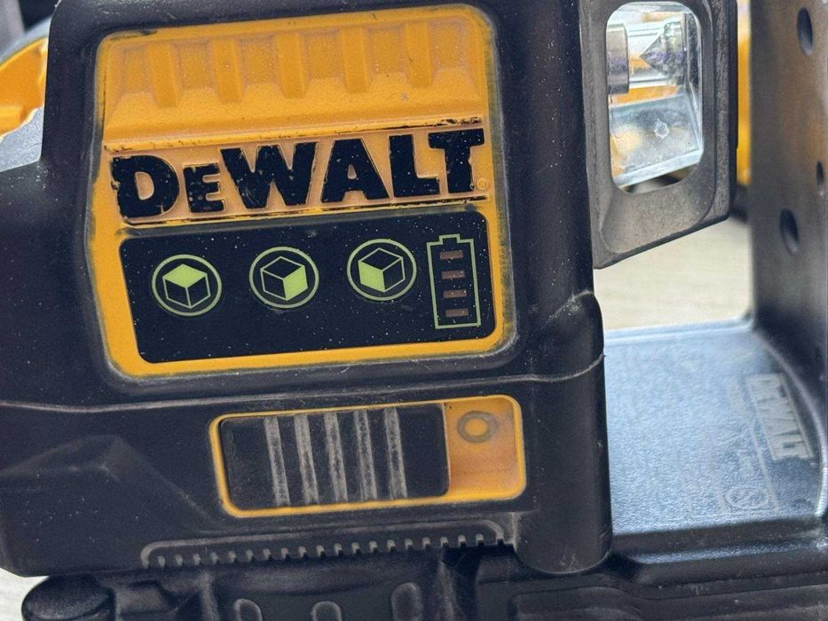 Линеен лазерен нивелир DEWALT DCE089D