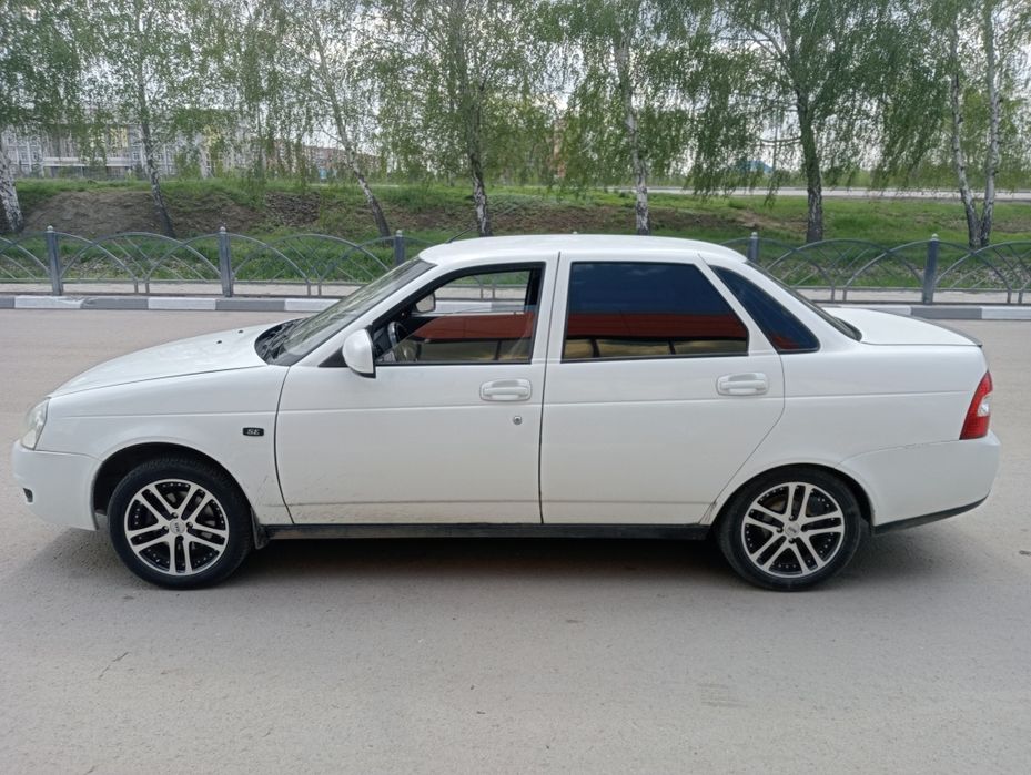 Продаю Приору сидан