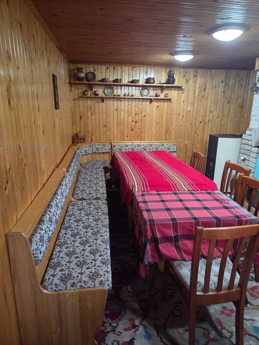 Обзавеждане за механа: ъглов диван,маса, столове,килим