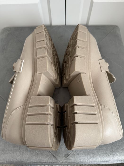 Mocasini bej cu catarama aurie