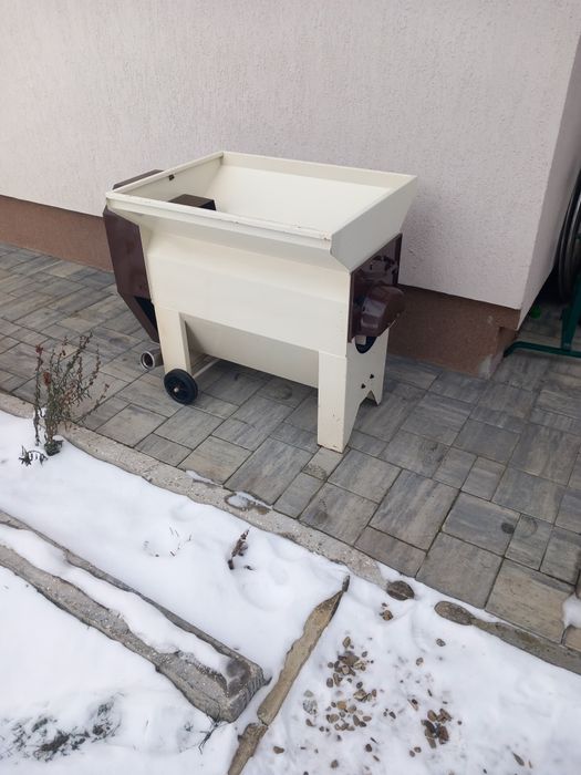 Zdrobitor cu desciorchinator electric