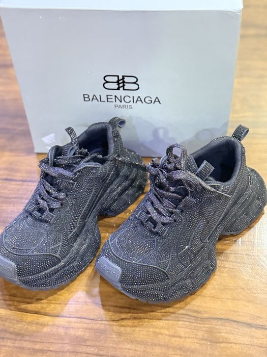 Срочно продам кроссовки новый