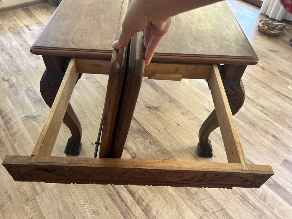 Разтягаща се винтидж дъвена маса на ~100 г. с дърворезба