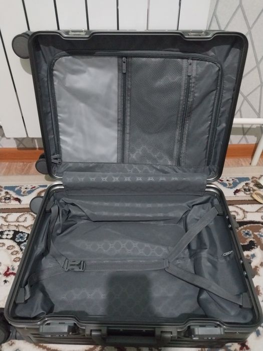 Чемодан новый средний