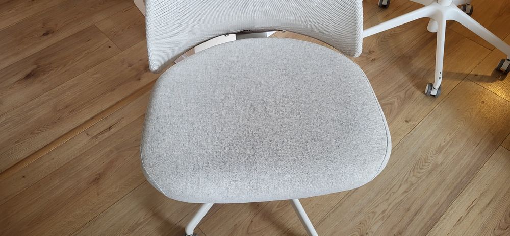 Два бели офис стола от Икея/Ikea JÄRVFJÄLLET