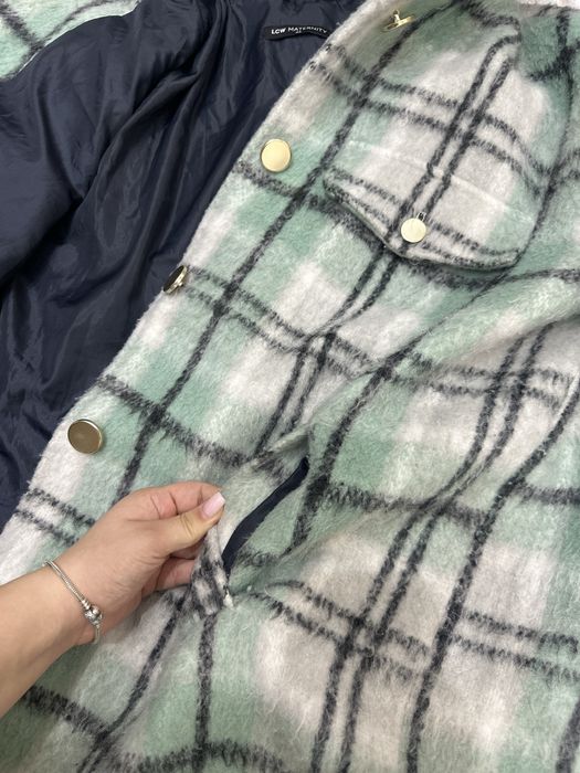 Черная жилетка и пальто-пуховик