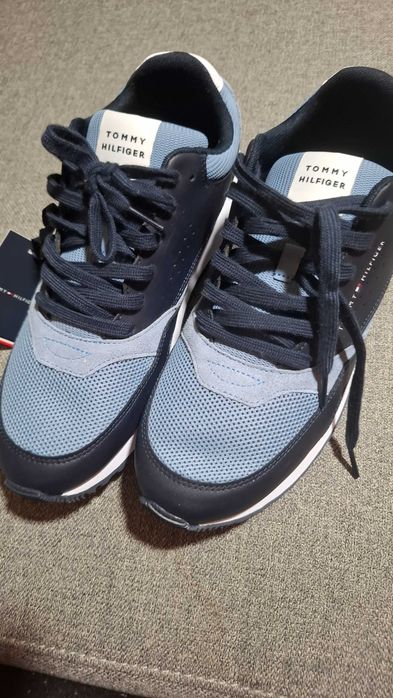 Adidasi Tommy Hilfiger noi cu eticheta marimea 41 .Pretul este fix 350 lei.