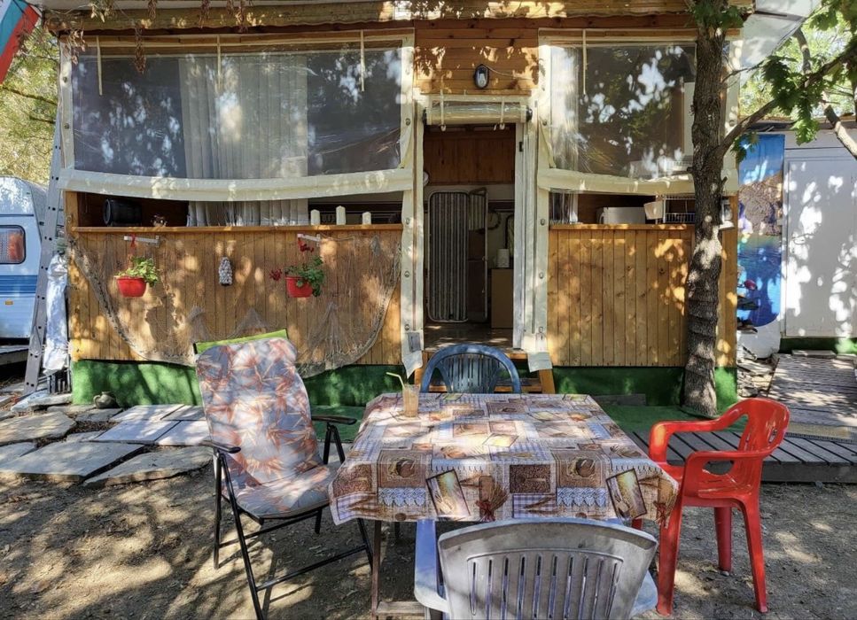 Продавам напълно оборудвана каравана с парко място.