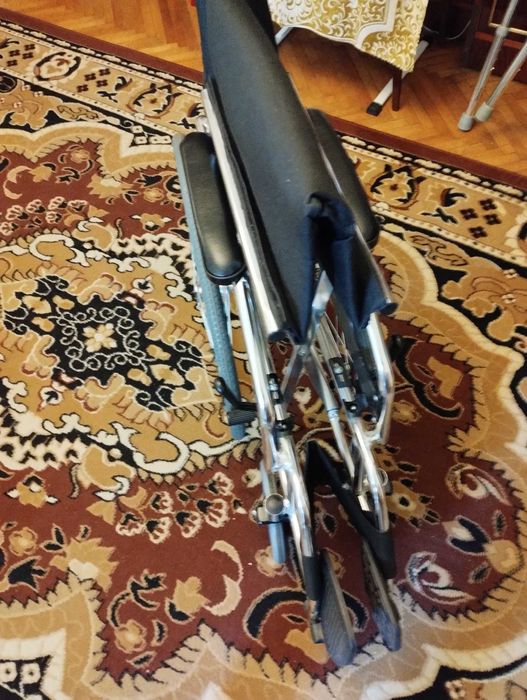 Scaun cu rotile pentru persoane cu dizabilități