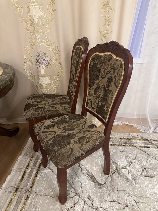 Продам стол с 5 стульями.