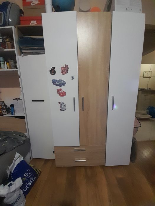 Подаряват се. Гардероб, ракла, бюро, шкаф