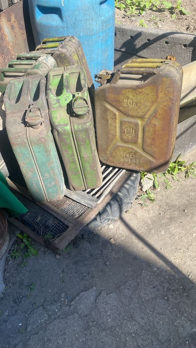 Продам канистры под бензин