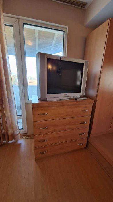 Спално обзавеждане: гардероби, скринове, легло, маса, столове