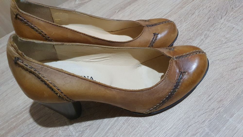Pantofi de piele cu toc marime 37, interior 24 cm.