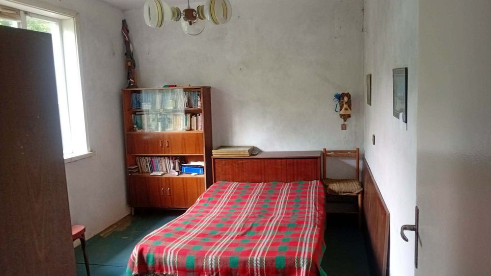 Двуетажна къща с гараж, лозе и стопанска постройка в гр. Ветово