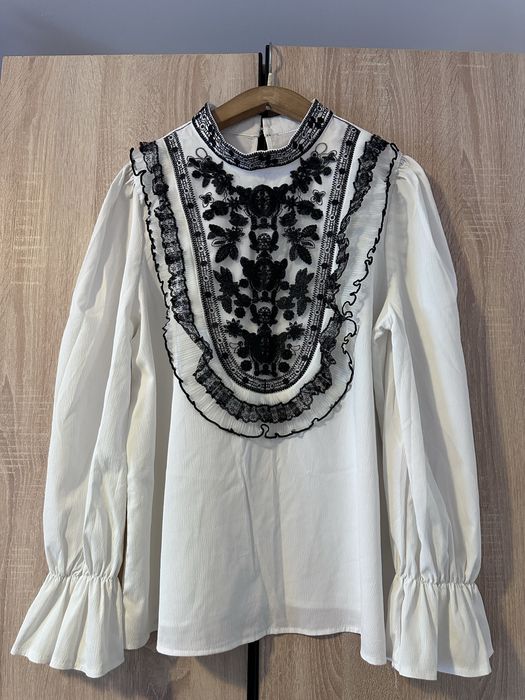 Bluza cu broderie neagra