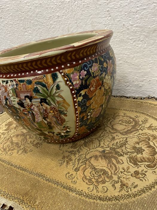 Китайска порцеланова кашпа изрисувана с релеф