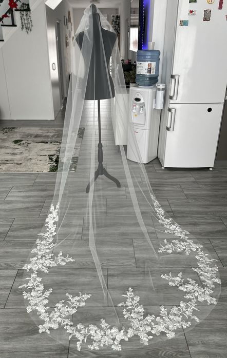 Voal ivory sau alb cu dantela