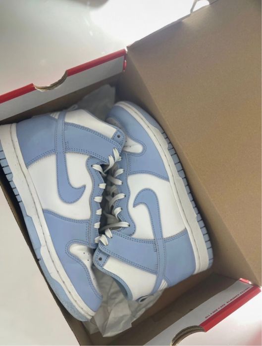 Nike Dunk High.