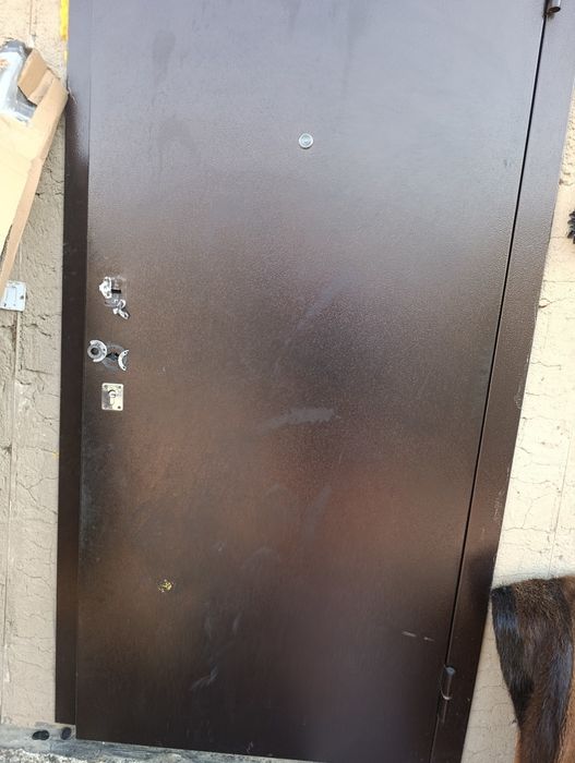 Дверь черная ( ручки)