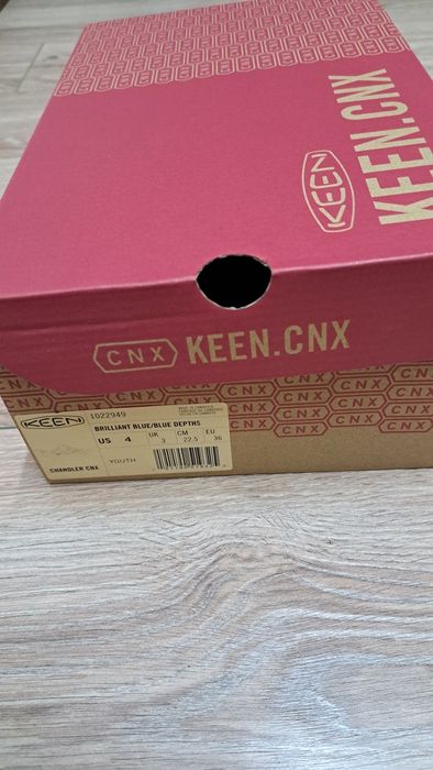 Adidasi Keen marime 36/37
