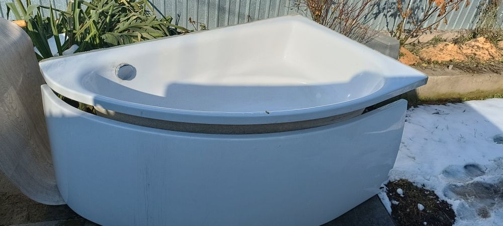 Продам угловую ванну