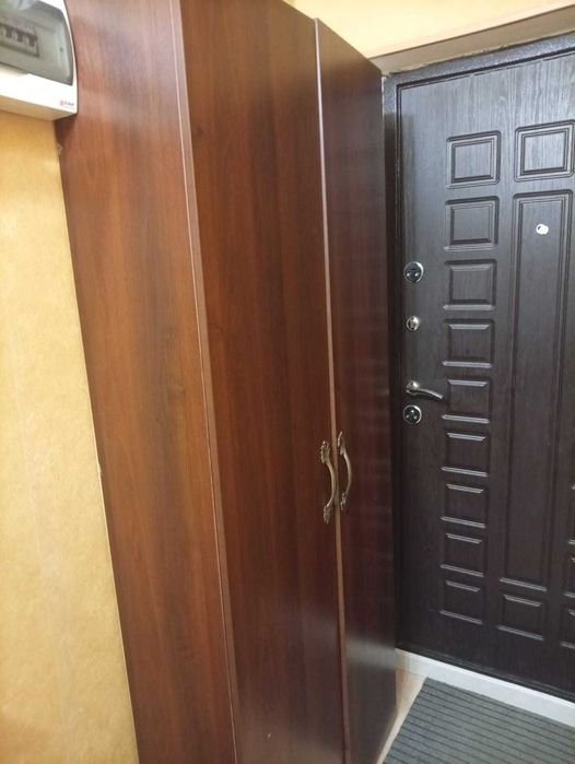 Шкаф и тумбочка с зеркалом