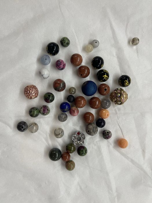 Естествени камъни и материали за гривни и бижута