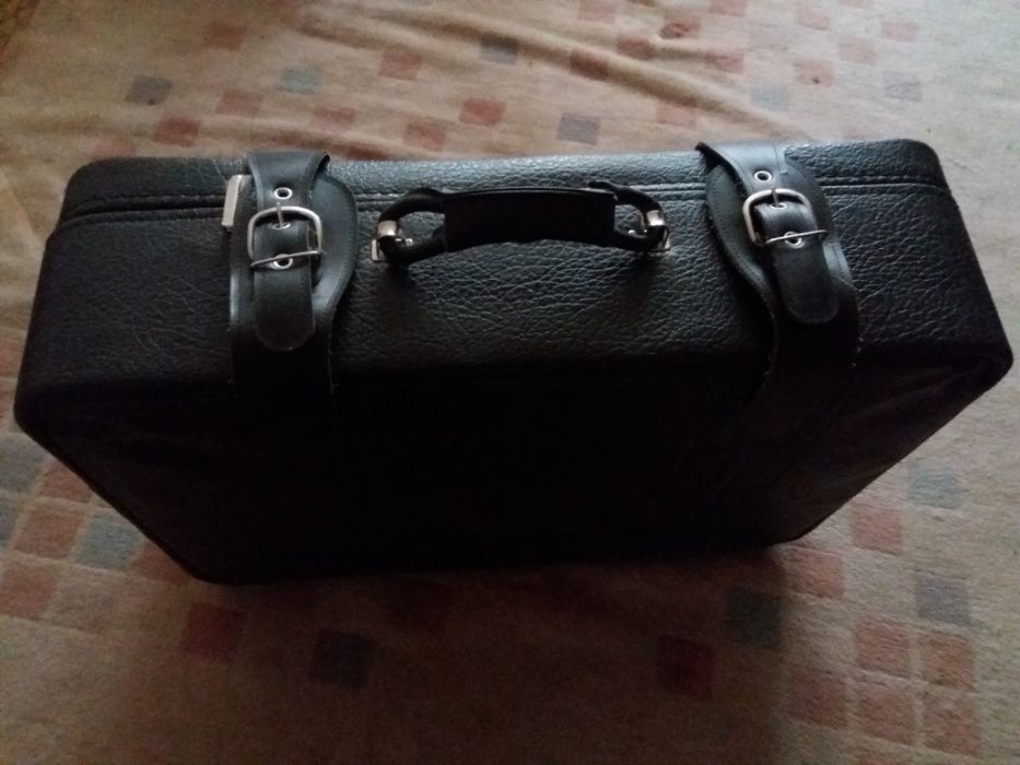 Продавам кожен куфар