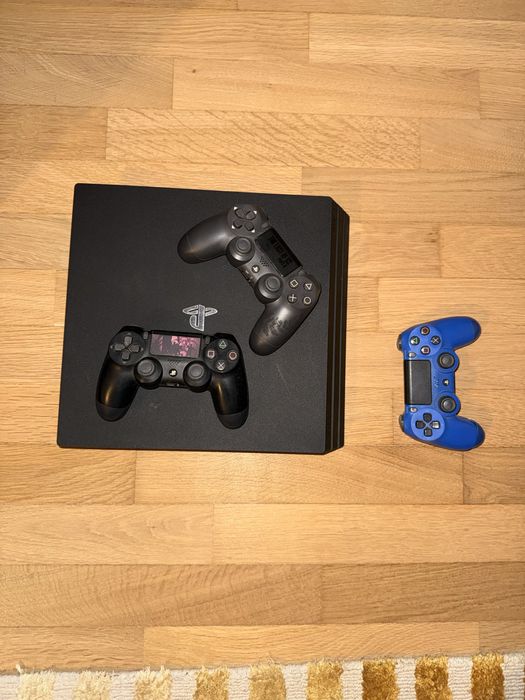 Ps4 pro+3 controllere
