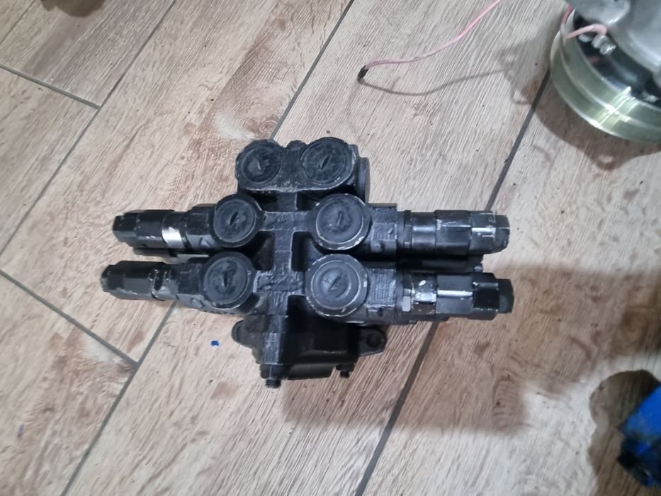 Distribuitoare jcb pe stok